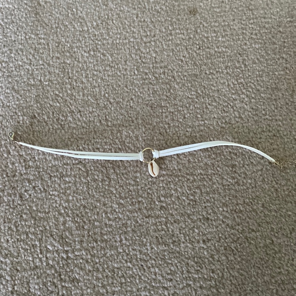 White faux leather seashell choker necklace